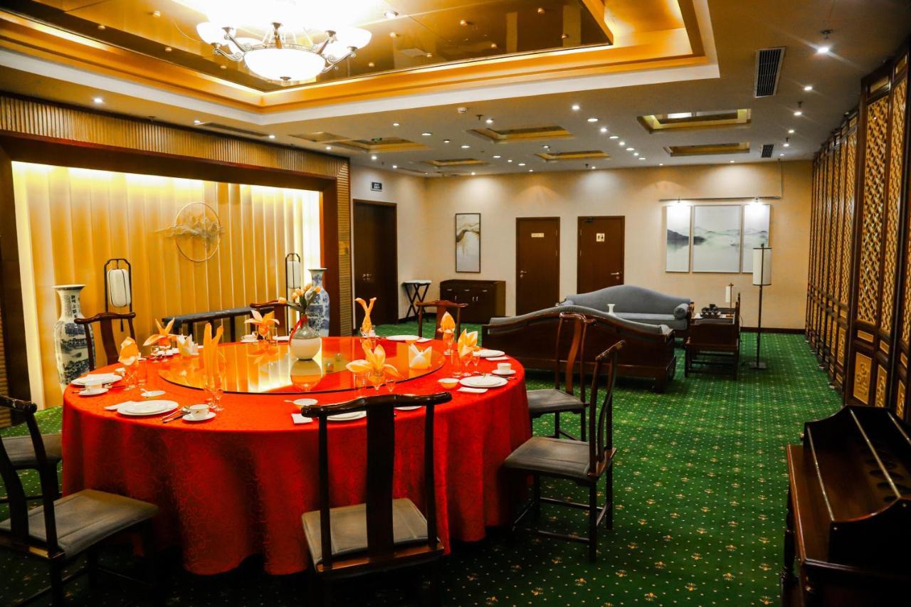 Beijing Palace Soluxe Hotel Astana Exterior foto A private dining room at a restaurant in Beijing