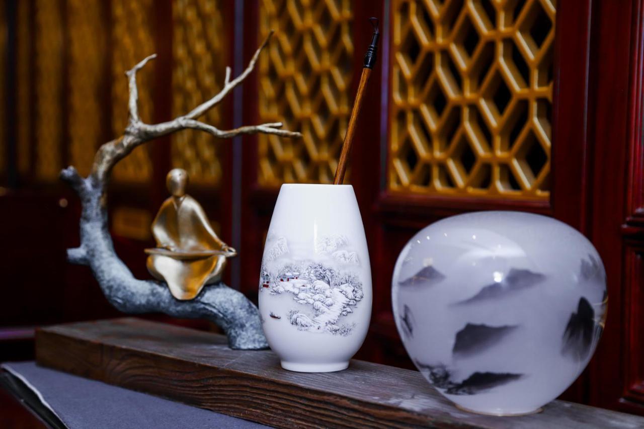 Beijing Palace Soluxe Hotel Astana Exterior foto A porcelain vase