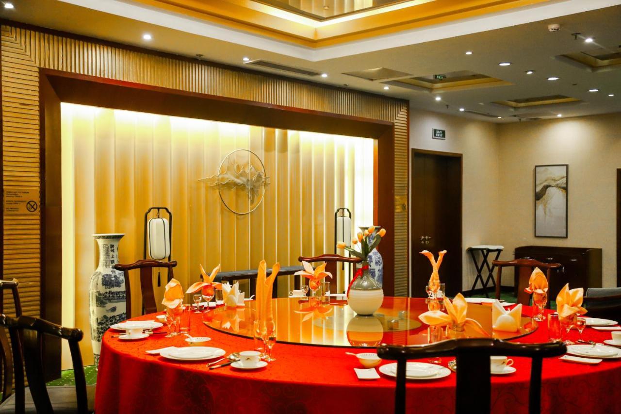 Beijing Palace Soluxe Hotel Astana Exterior foto A restaurant in Beijing