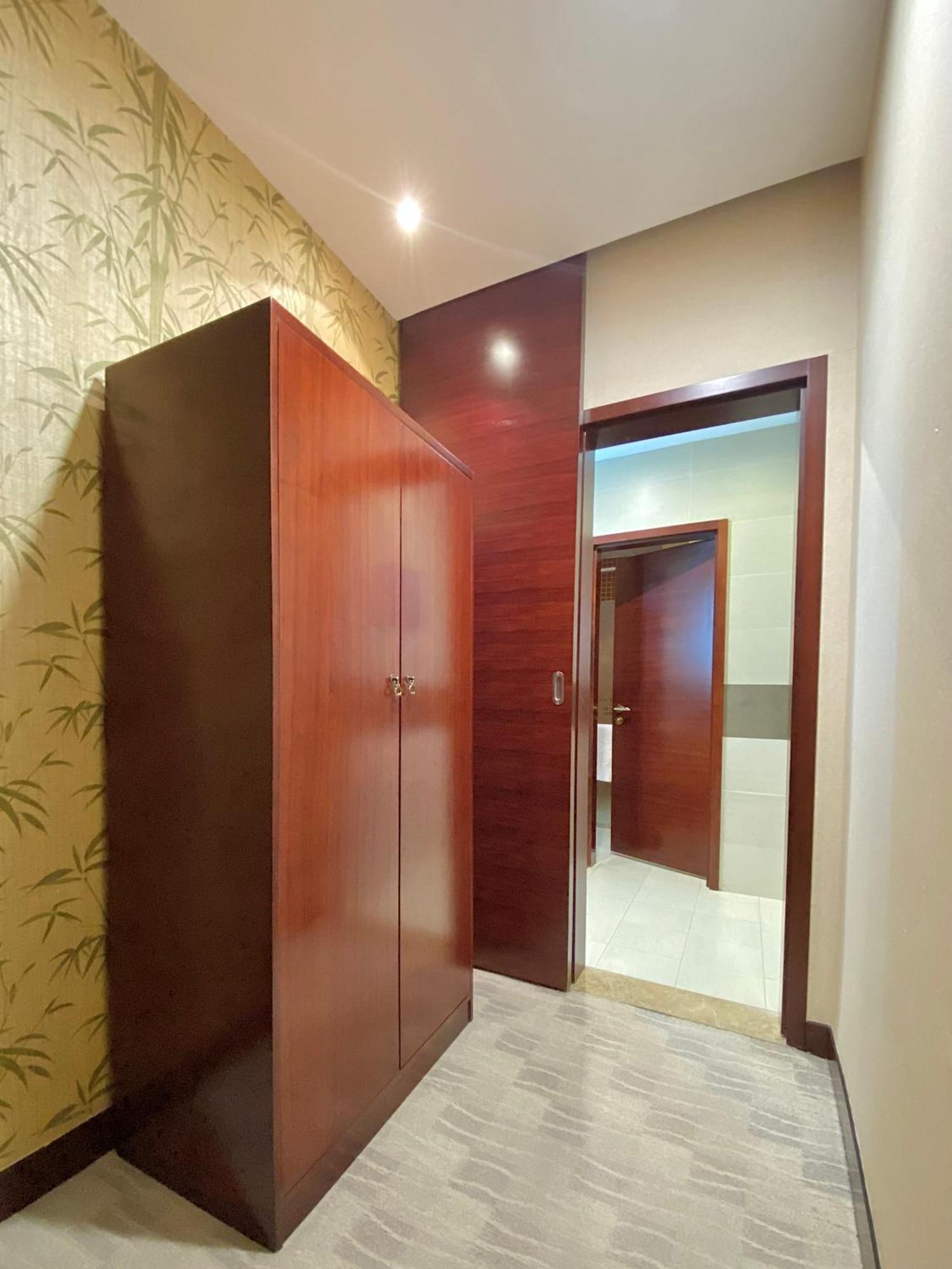 Beijing Palace Soluxe Hotel Astana Exterior foto A mirrored door