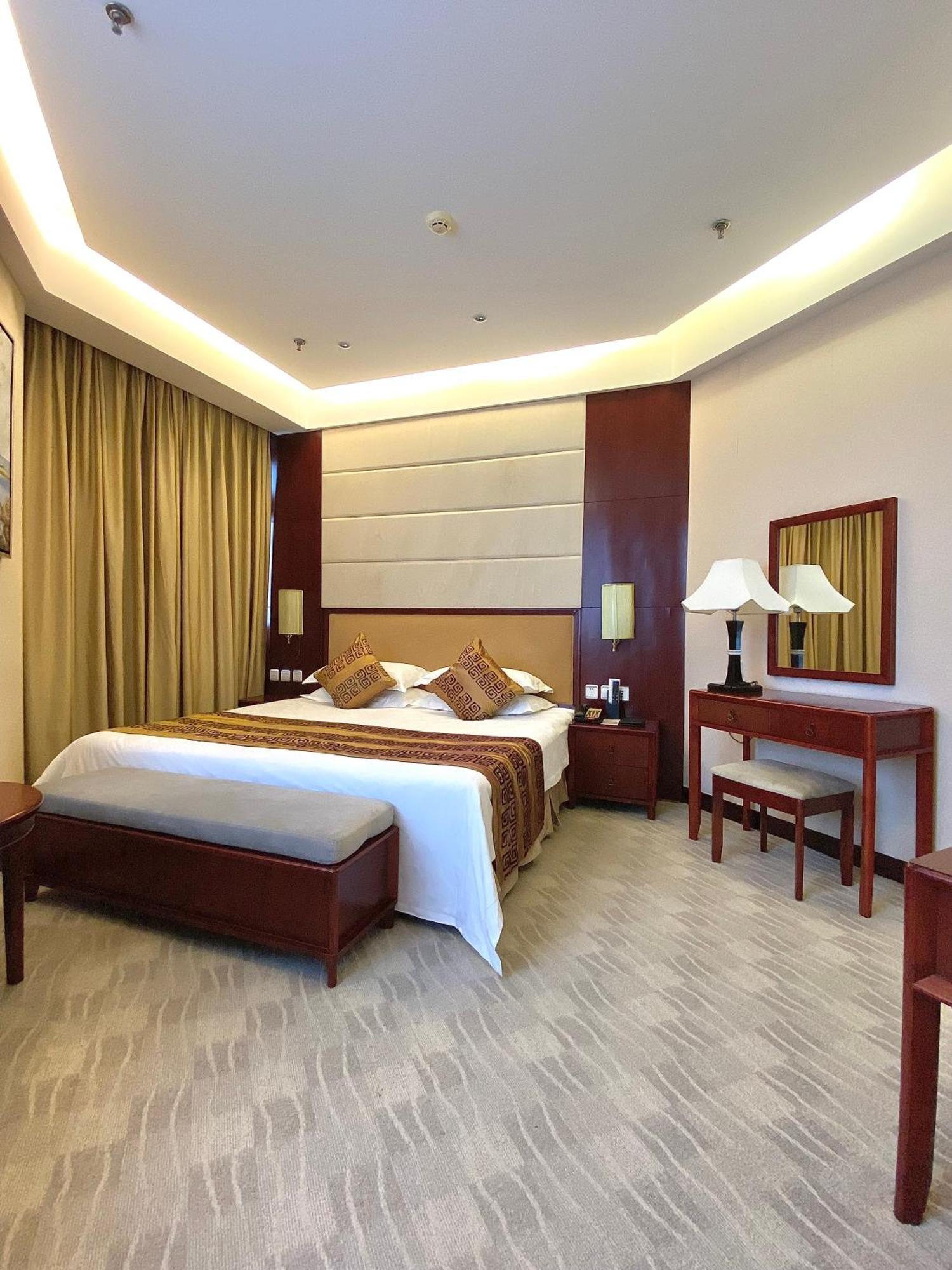 Beijing Palace Soluxe Hotel Astana Exterior foto A bedroom at the hotel