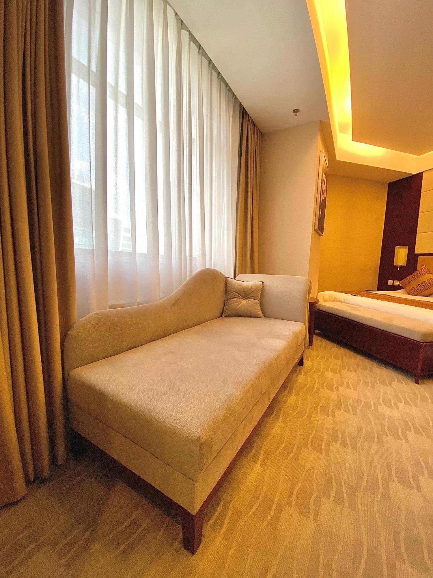 Beijing Palace Soluxe Hotel Astana Exterior foto A sofa bed