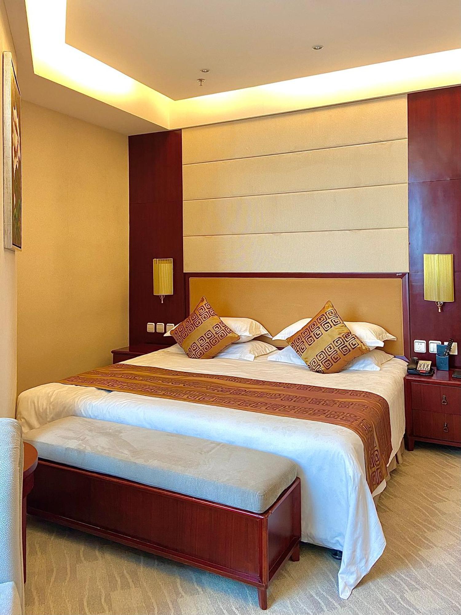 Beijing Palace Soluxe Hotel Astana Exterior foto A bedroom at the hotel