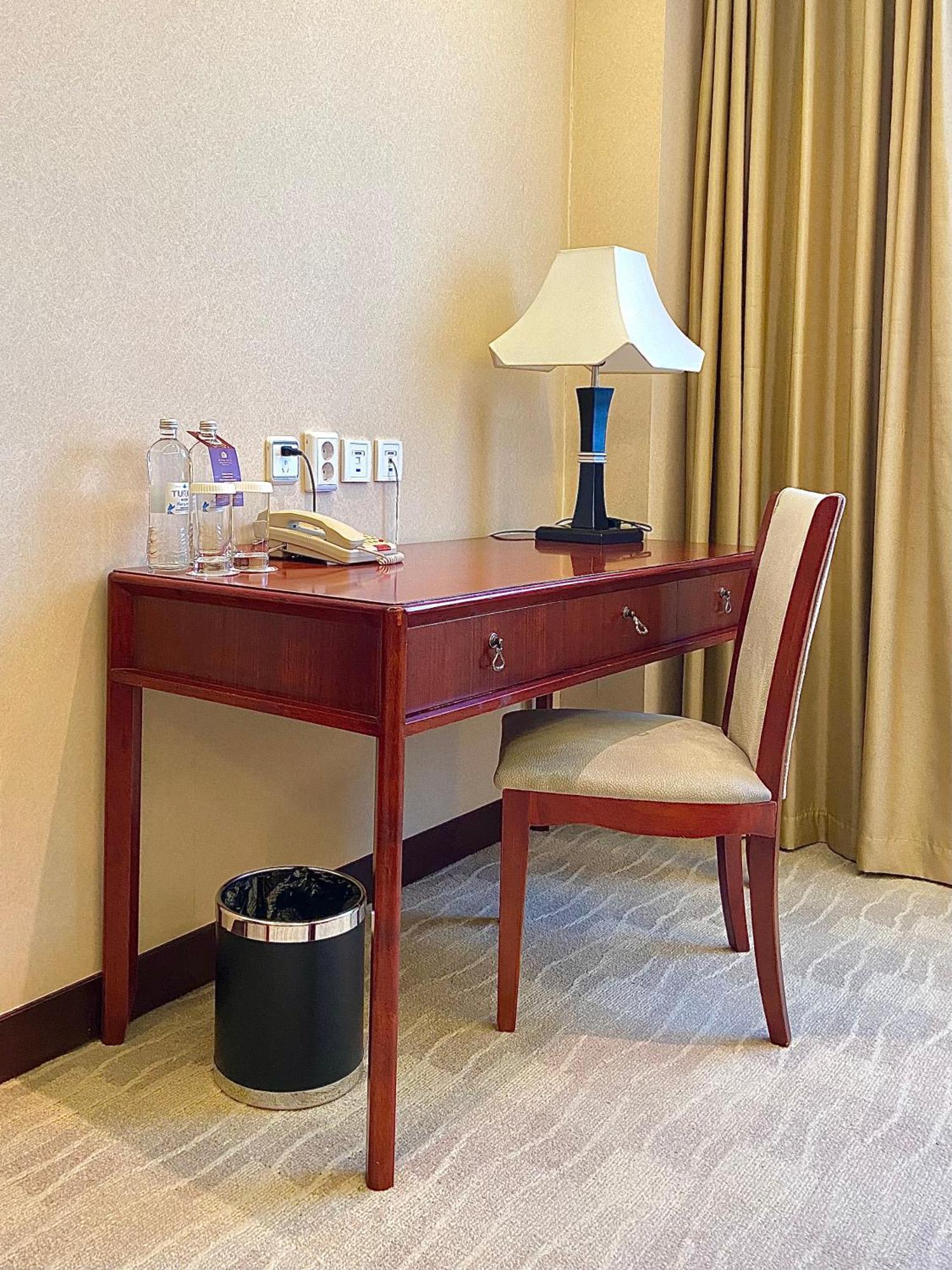 Beijing Palace Soluxe Hotel Astana Exterior foto A writing desk in a hotel room