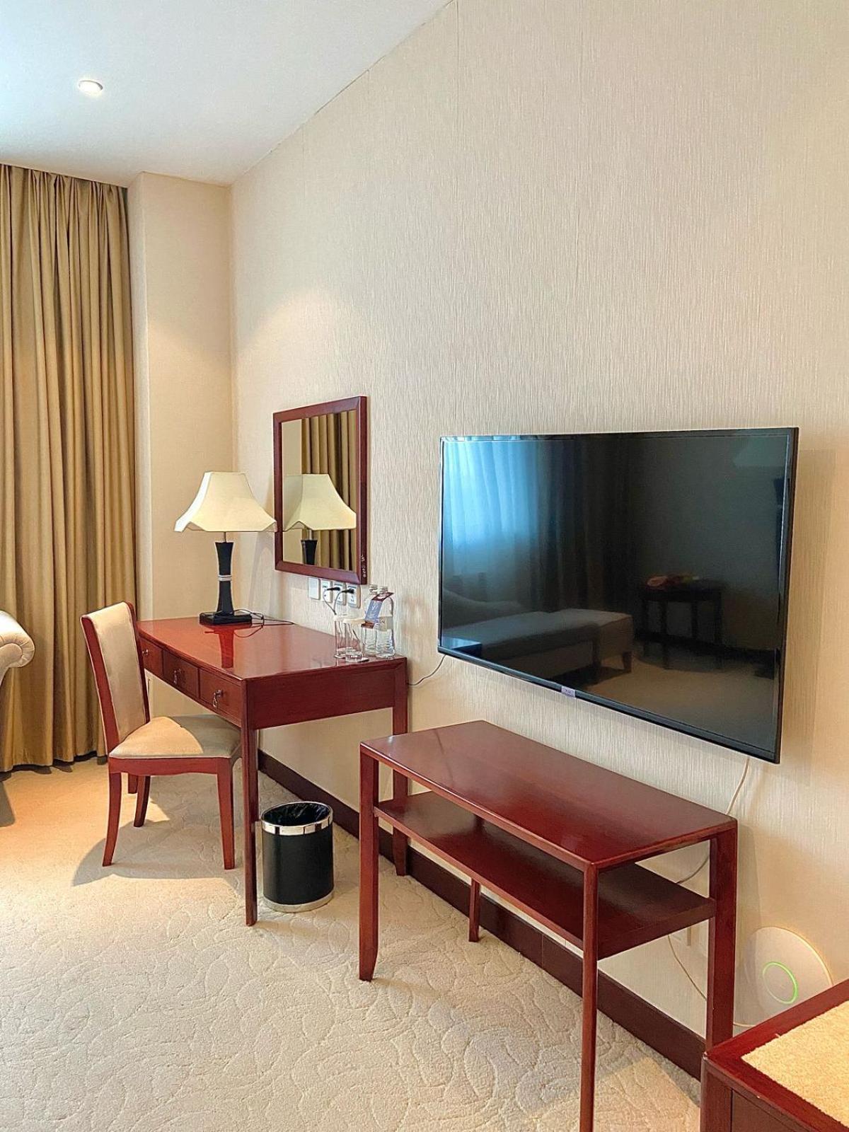 Beijing Palace Soluxe Hotel Astana Exterior foto A television set in a hotel room