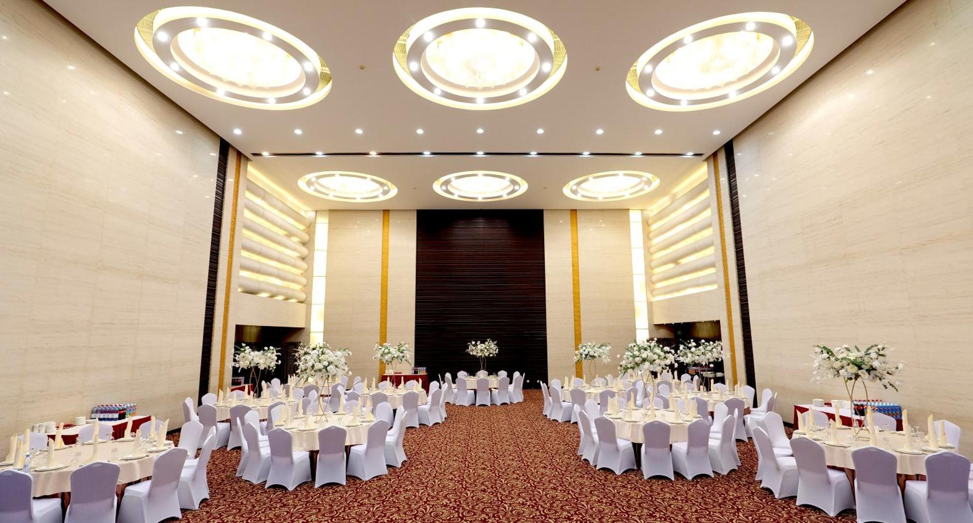 Beijing Palace Soluxe Hotel Astana Exterior foto The ballroom