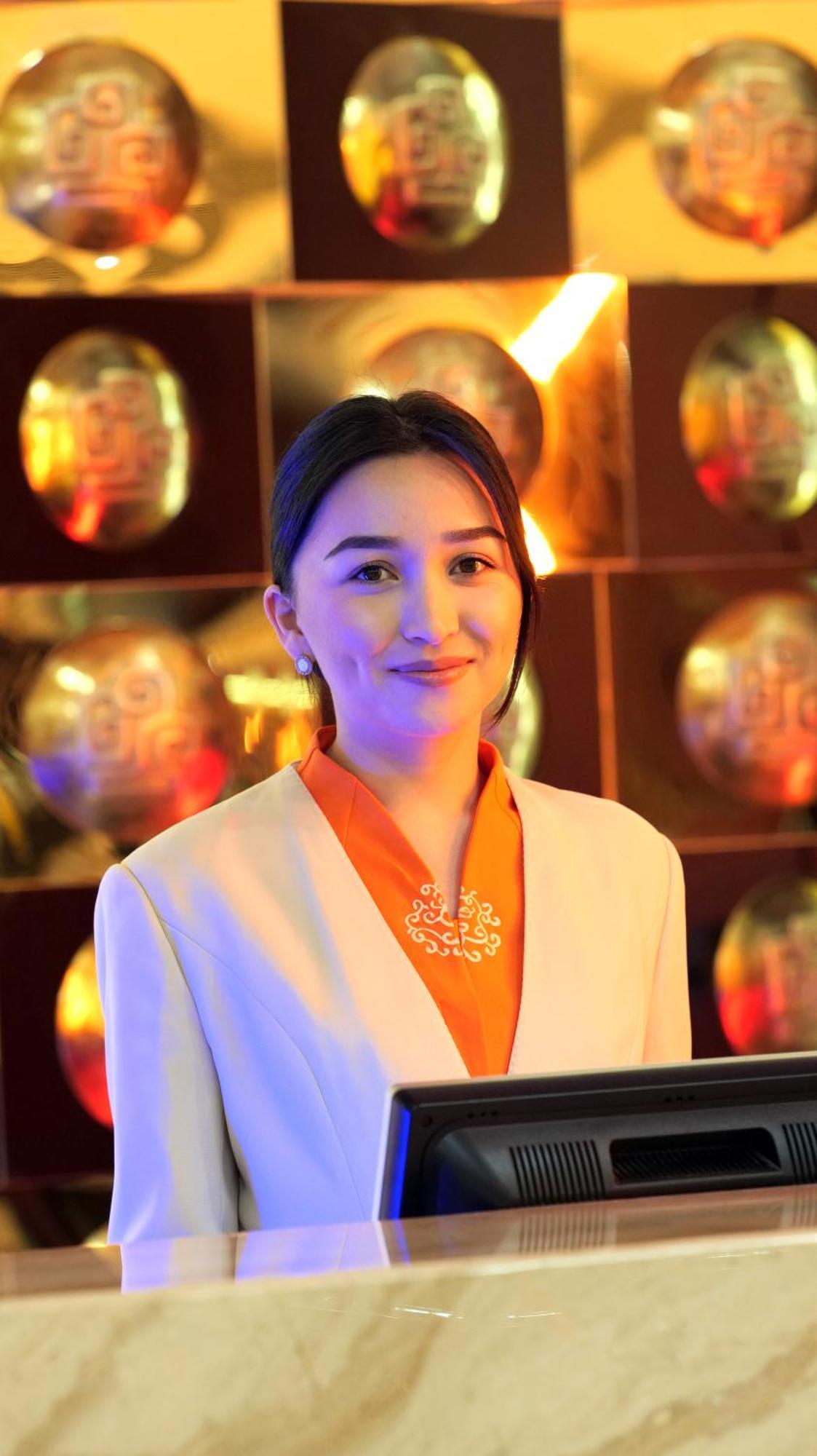Beijing Palace Soluxe Hotel Astana Exterior foto Princess Bajrakitiyabha in 2019