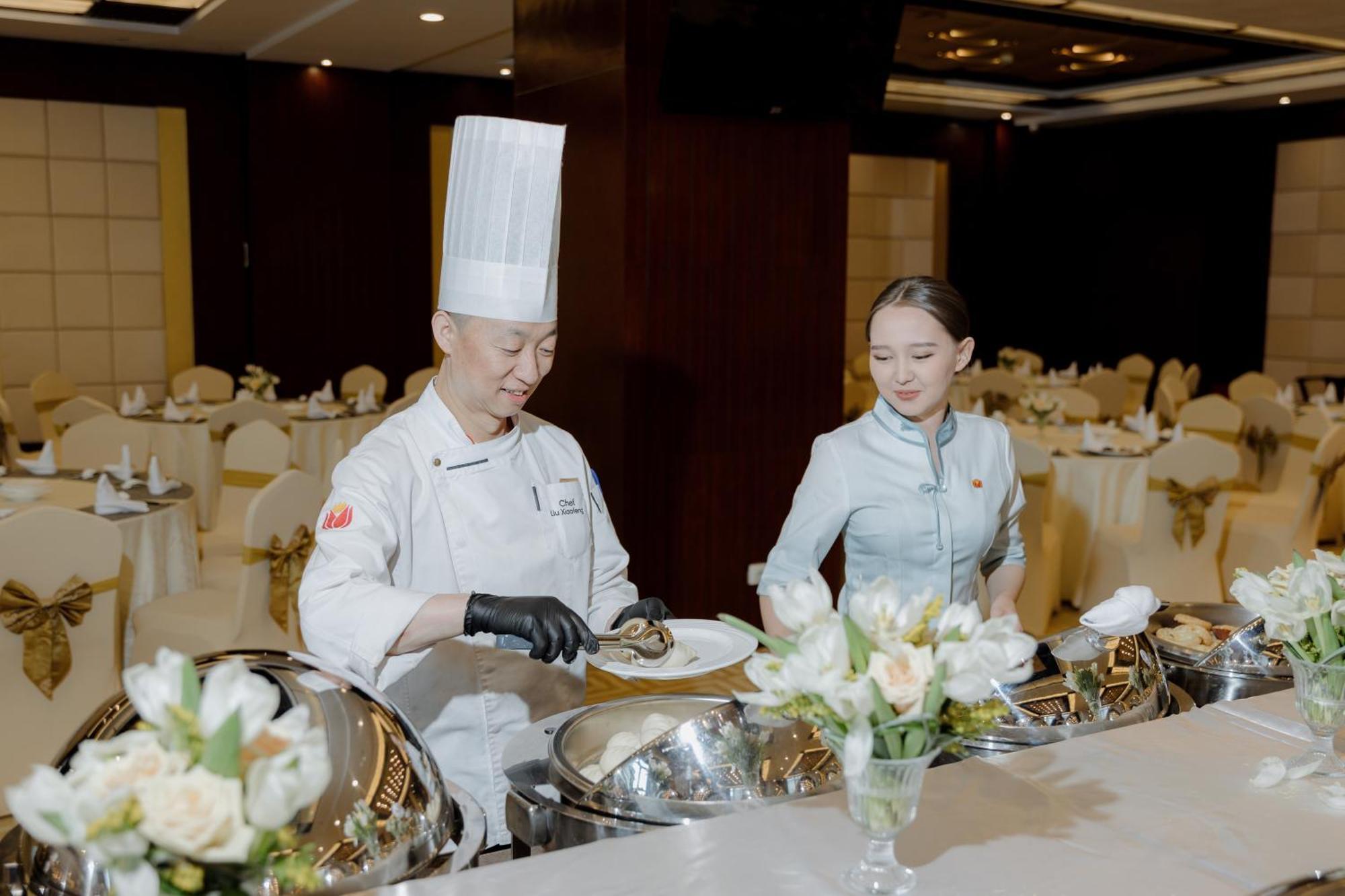 Beijing Palace Soluxe Hotel Astana Exterior foto A buffet at a wedding reception