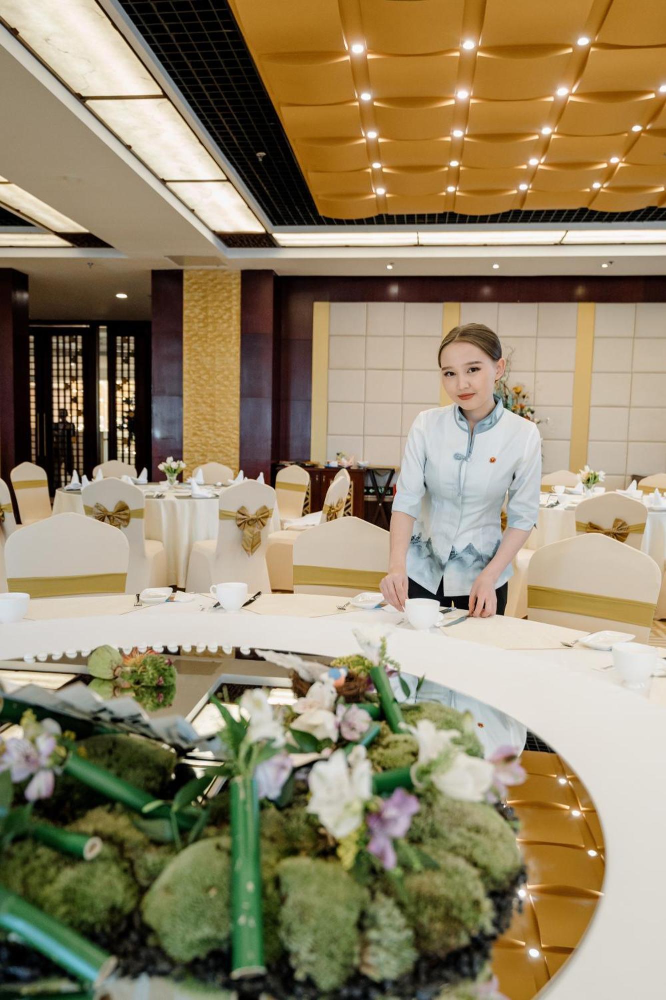 Beijing Palace Soluxe Hotel Astana Exterior foto A restaurant hostess