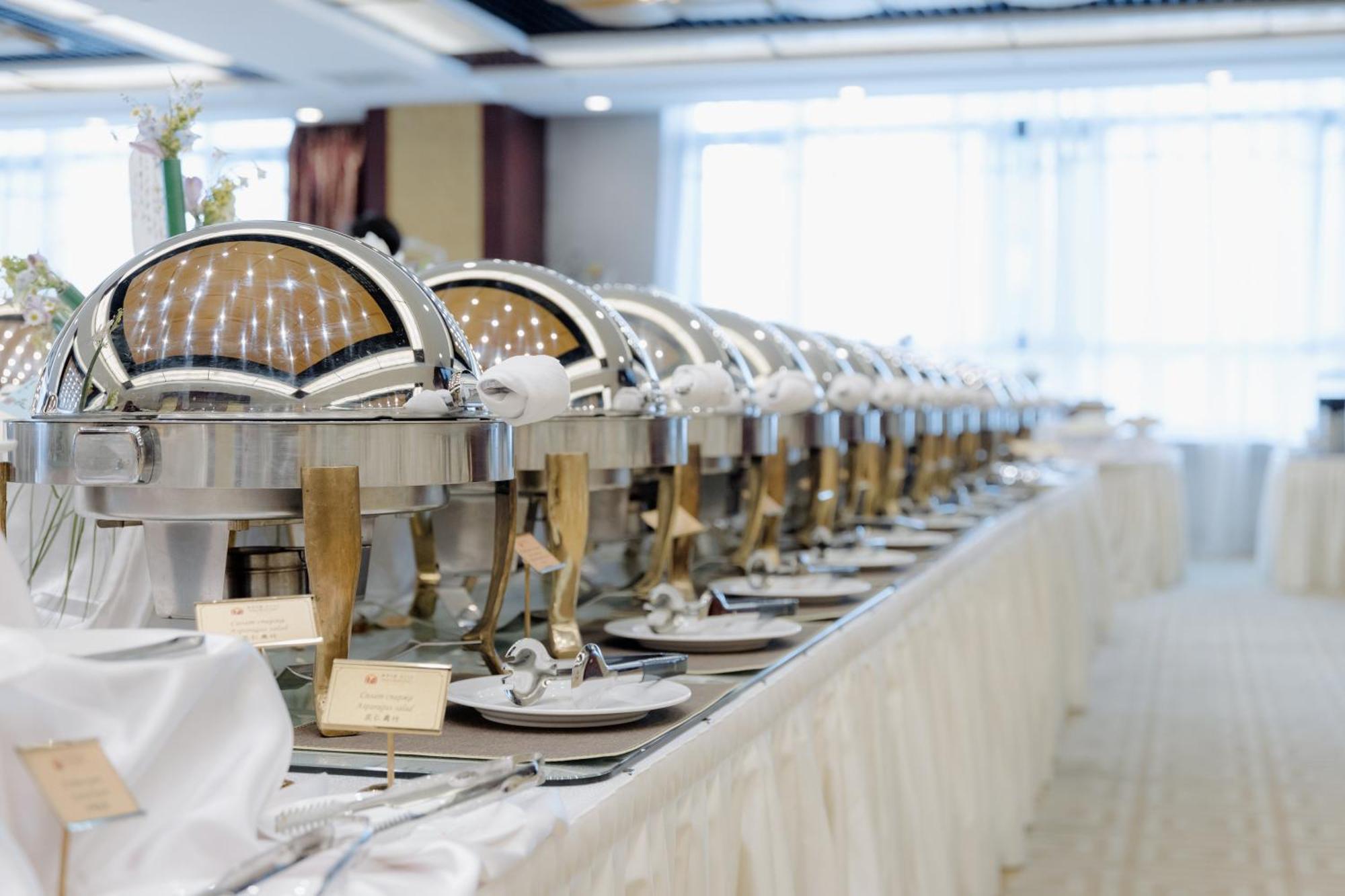 Beijing Palace Soluxe Hotel Astana Exterior foto A row of chafing dishes