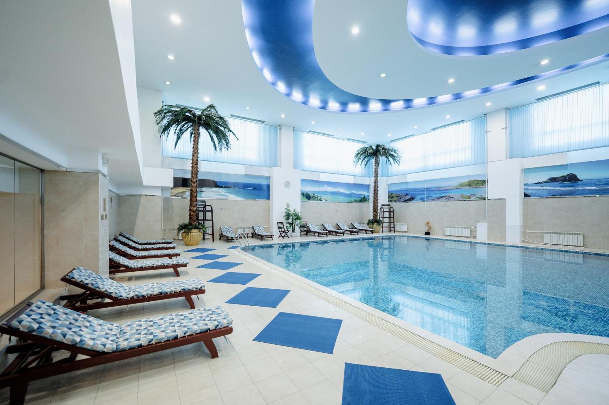 Beijing Palace Soluxe Hotel Astana Exterior foto The swimming pool at the hotel