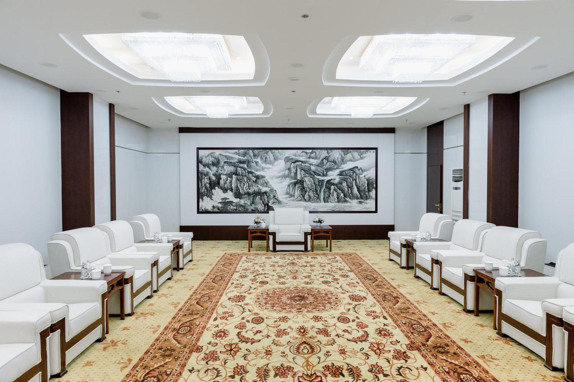 Beijing Palace Soluxe Hotel Astana Exterior foto The waiting room of the airport