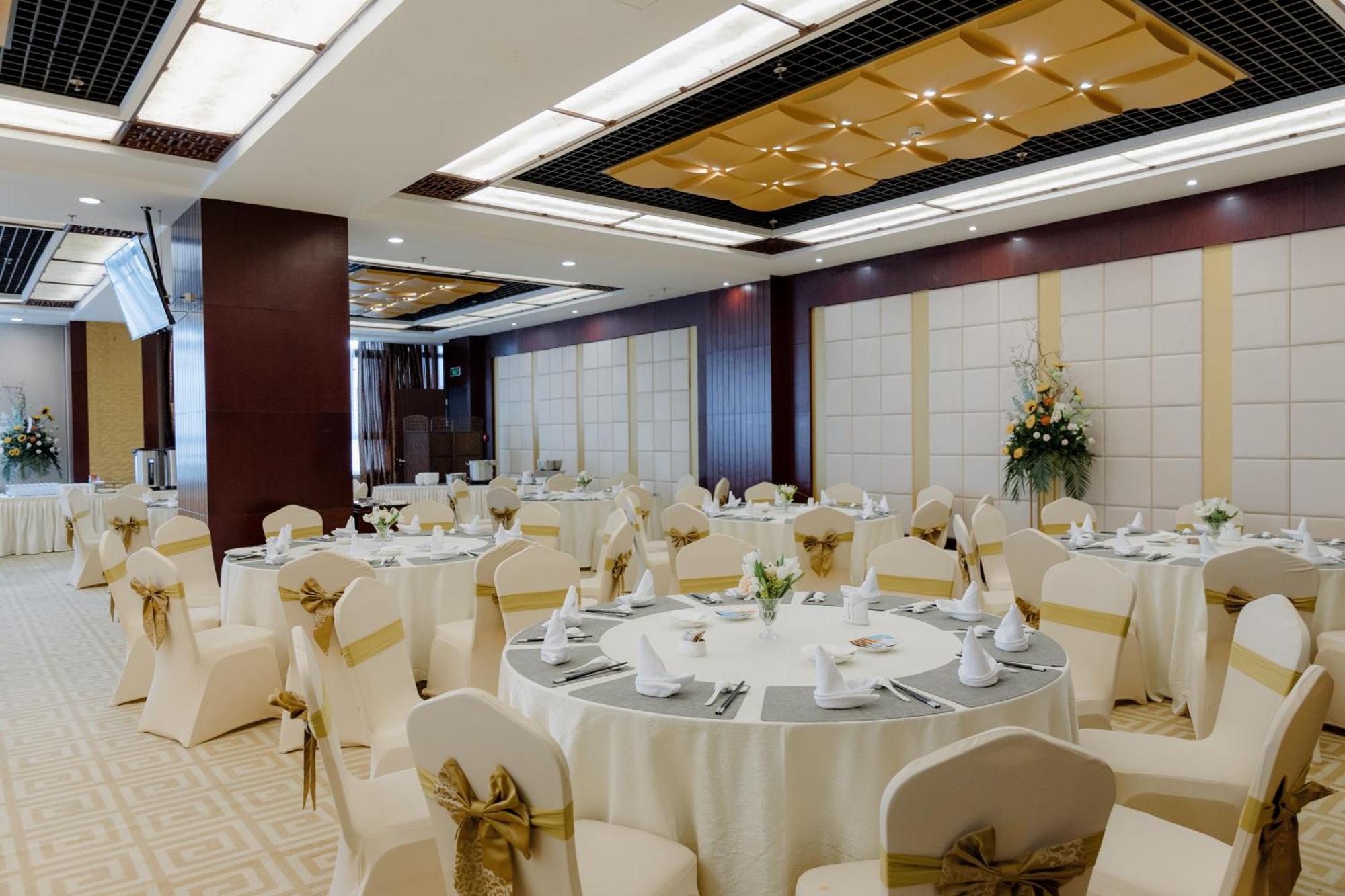 Beijing Palace Soluxe Hotel Astana Exterior foto A banquet hall
