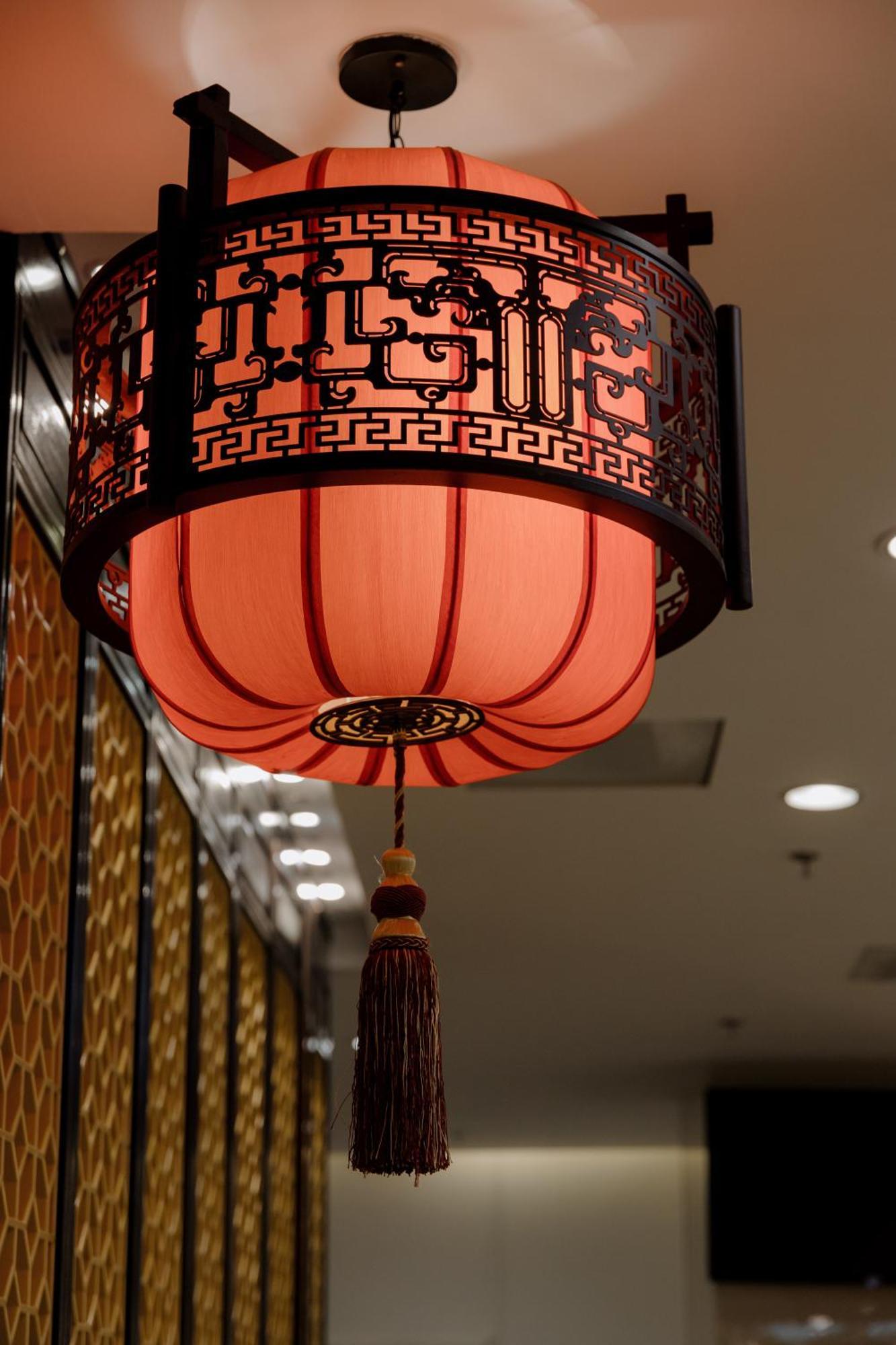 Beijing Palace Soluxe Hotel Astana Exterior foto A Chinese lantern