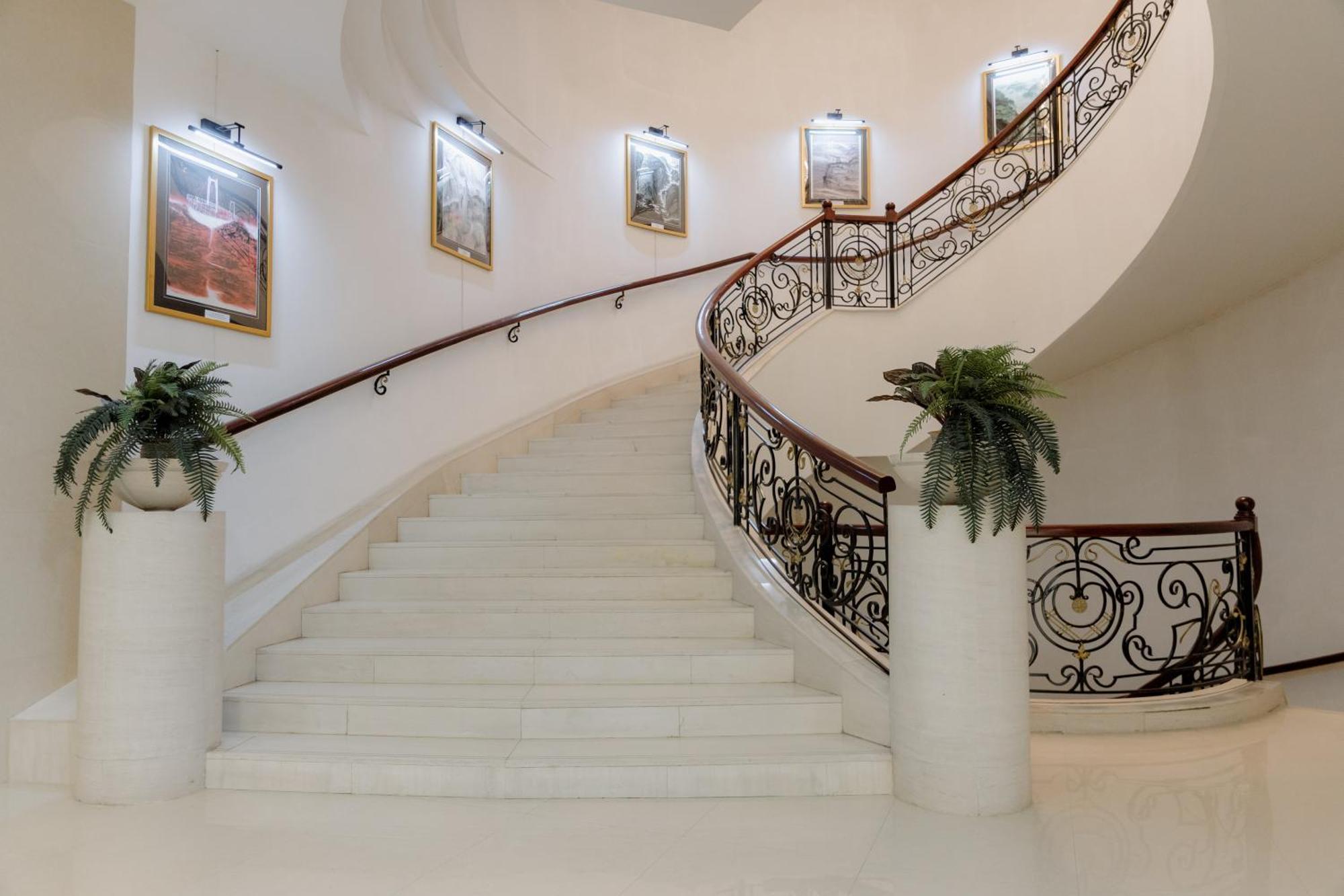Beijing Palace Soluxe Hotel Astana Exterior foto Staircase